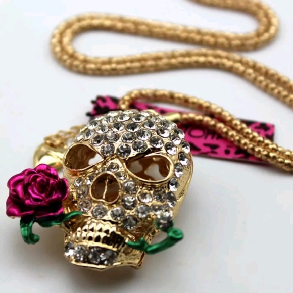 Betsey Johnson skull pendant necklace